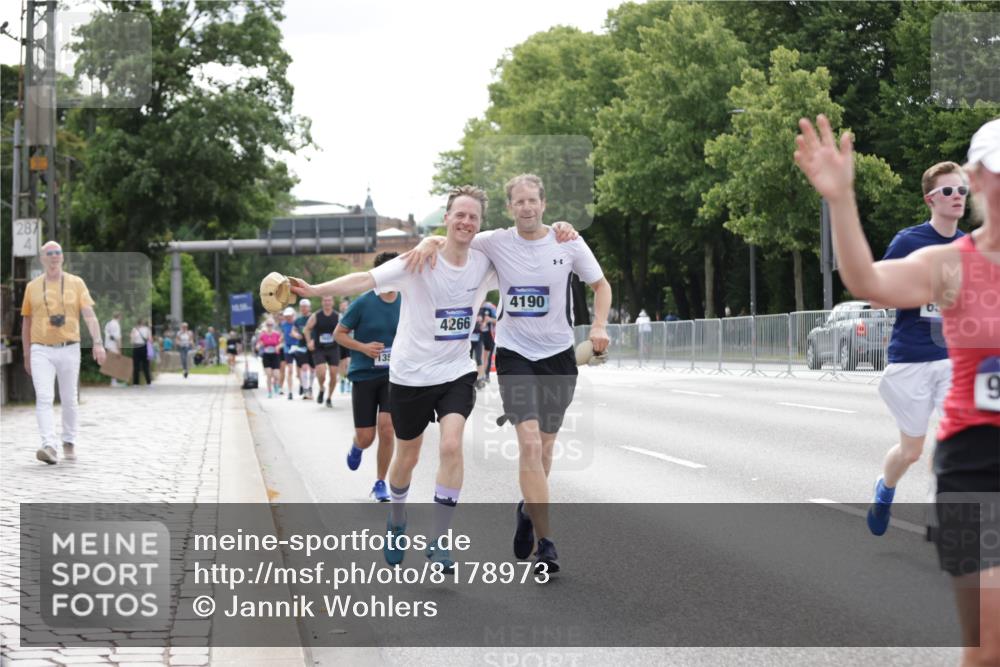 29.06.2025 - hella hamburg halbmarathon Jannik Wohlers http://msf.ph/oto/8178973 29.06.2025 10:22:40 Lombardsbrücke 1853, 3029, 3034, 4190, 4266, 4793, 5629, 6578, 6784, 6785, 6849, 7266, 7891, 8687, 8688, 9133, 9877, 9913, 10205, 12025, 12190, 12265, 13560, 14041, 15469, 16416, 16558, 16565, 16566, 16863, 17099, 17657 meine-sportfotos.de