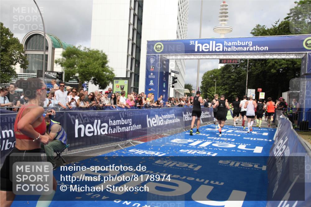 29.06.2025 - hella hamburg halbmarathon Michael Strokosch http://msf.ph/oto/8178974 29.06.2025 10:39:23 Ziel 2044, 4565, 5752, 6037, 8319, 8925, 12046, 13479, 14311, 14359, 15866, 17646 meine-sportfotos.de