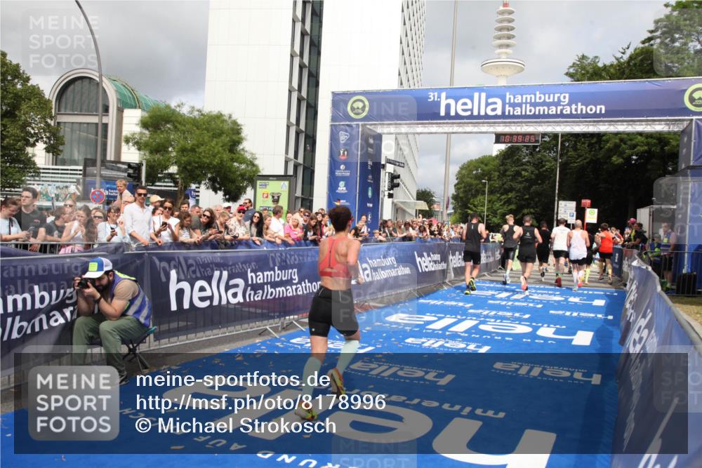 29.06.2025 - hella hamburg halbmarathon Michael Strokosch http://msf.ph/oto/8178996 29.06.2025 10:39:24 Ziel 2044, 4565, 5752, 6037, 8319, 8925, 12046, 13479, 14359, 15013, 15866, 17646 meine-sportfotos.de