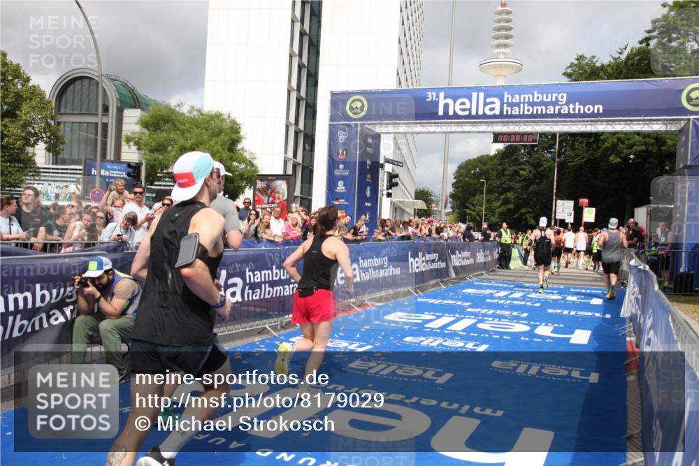 29.06.2025 - hella hamburg halbmarathon Michael Strokosch http://msf.ph/oto/8179029 29.06.2025 10:39:29 Ziel 1343, 2546, 2972, 6037, 6152, 8346, 12335, 12372, 14359, 15013, 15866 meine-sportfotos.de