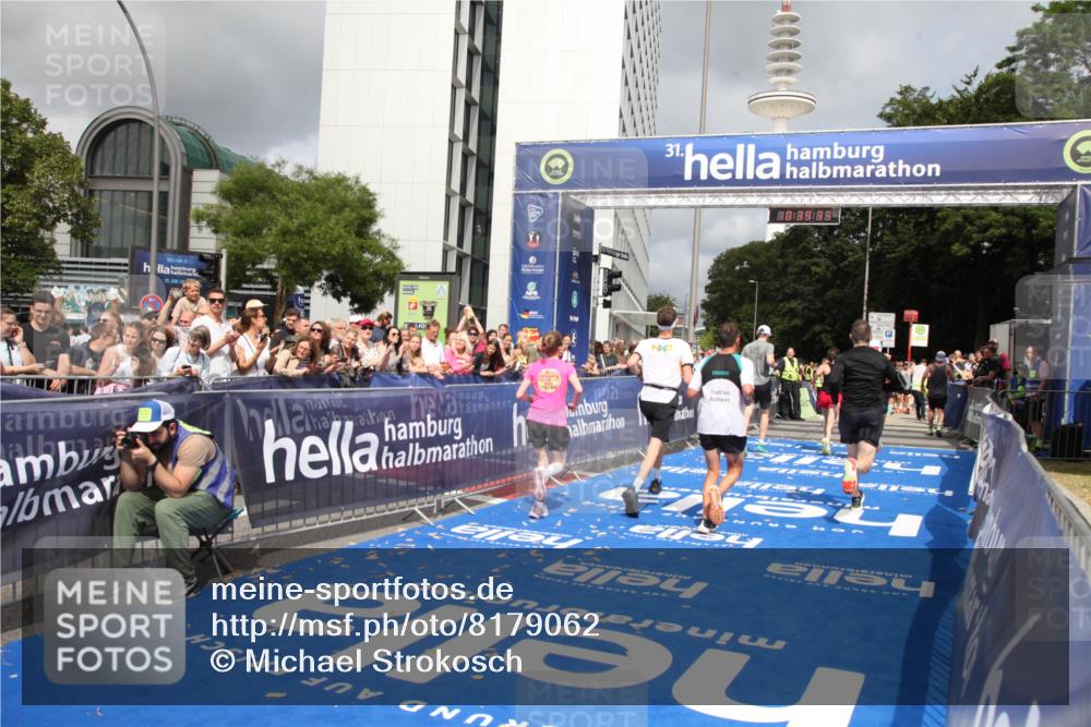 29.06.2025 - hella hamburg halbmarathon Michael Strokosch http://msf.ph/oto/8179062 29.06.2025 10:39:32 Ziel 1343, 2546, 2972, 6152, 8346, 9116, 12335, 12372, 15013, 15965 meine-sportfotos.de