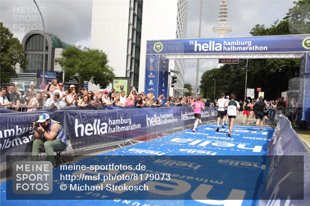29.06.2025 - hella hamburg halbmarathon Michael Strokosch http://msf.ph/oto/8179073 29.06.2025 10:39:33 Ziel 1343, 2546, 2972, 6152, 7152, 7154, 8346, 9116, 9265, 12335, 12372, 15013, 15336, 15965 meine-sportfotos.de