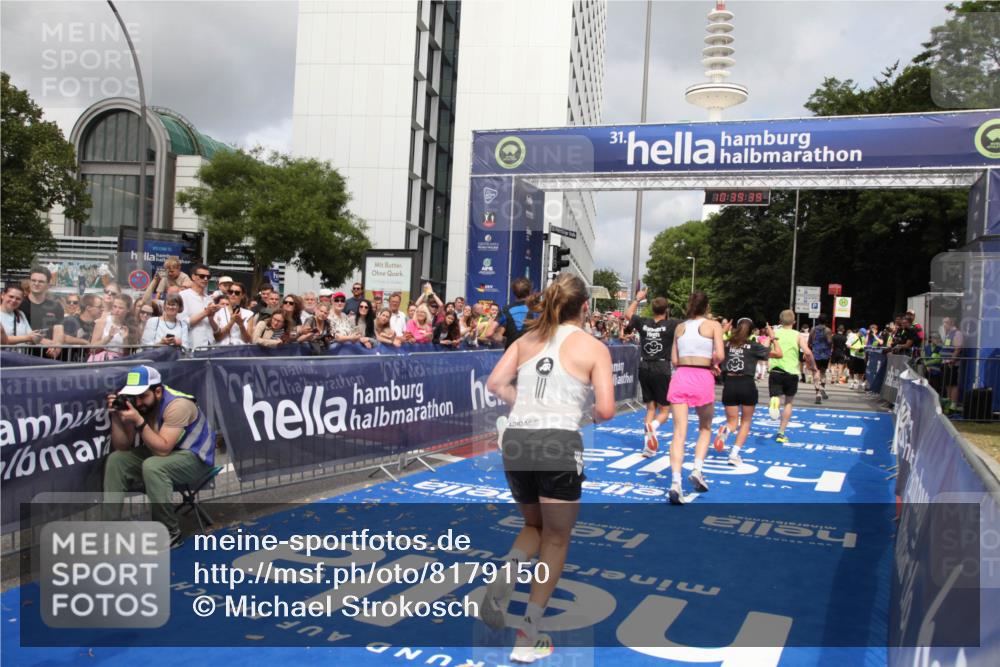 29.06.2025 - hella hamburg halbmarathon Michael Strokosch http://msf.ph/oto/8179150 29.06.2025 10:39:38 Ziel 1343, 7152, 7154, 9116, 9265, 11284, 11806, 14077, 15094, 15336, 15828, 15965, 17215, 17360, 18154, 18285, 18803 meine-sportfotos.de