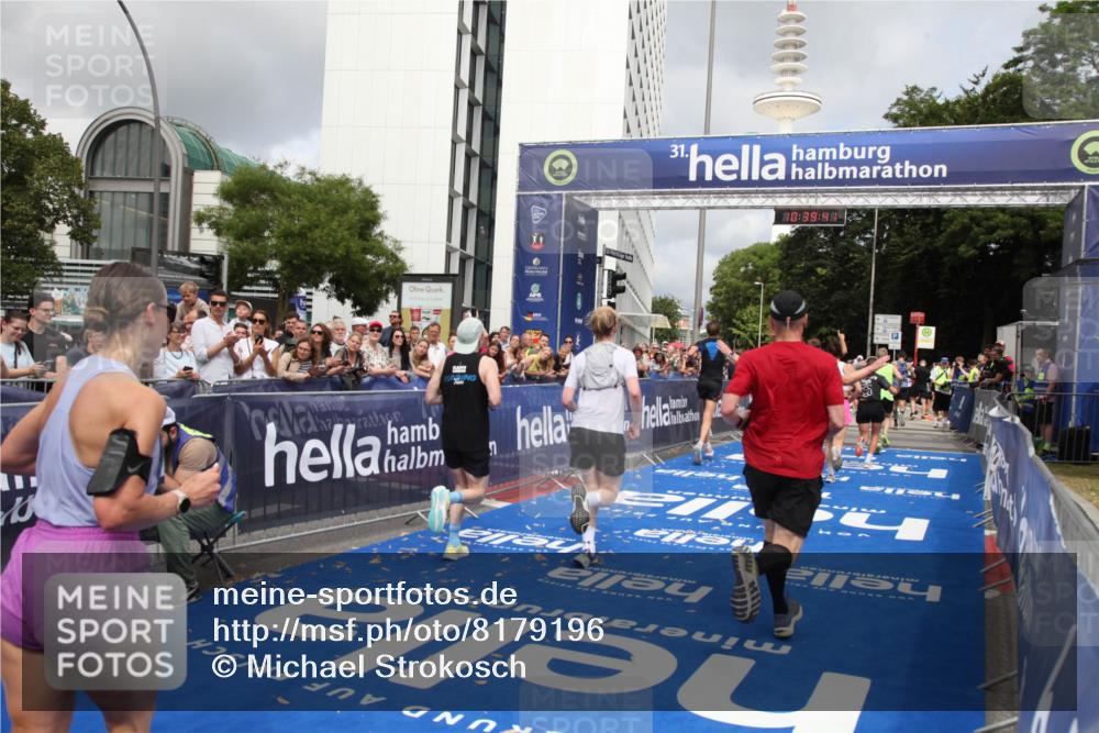 29.06.2025 - hella hamburg halbmarathon Michael Strokosch http://msf.ph/oto/8179196 29.06.2025 10:39:39 Ziel 4888, 7152, 7154, 9116, 9265, 11284, 11806, 14077, 15094, 15336, 15828, 15965, 17215, 17360, 17425, 18154, 18285, 18803 meine-sportfotos.de
