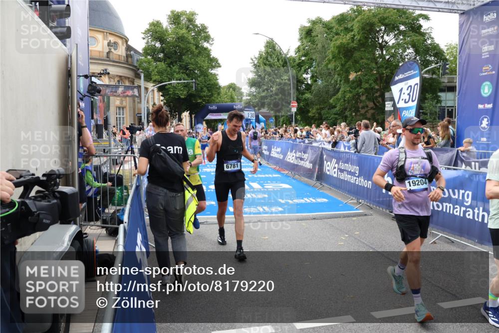 29.06.2025 - hella hamburg halbmarathon Zöllner http://msf.ph/oto/8179220 29.06.2025 10:29:44 Ziel 6781, 7186, 13374, 16818, 18422, 18699, 19204 meine-sportfotos.de