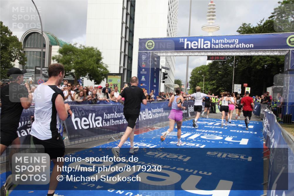 29.06.2025 - hella hamburg halbmarathon Michael Strokosch http://msf.ph/oto/8179230 29.06.2025 10:39:41 Ziel 1358, 4398, 4888, 7152, 7154, 9116, 9265, 11284, 11806, 14077, 15094, 15336, 15828, 16761, 17215, 17360, 17425, 18154, 18285, 18803 meine-sportfotos.de
