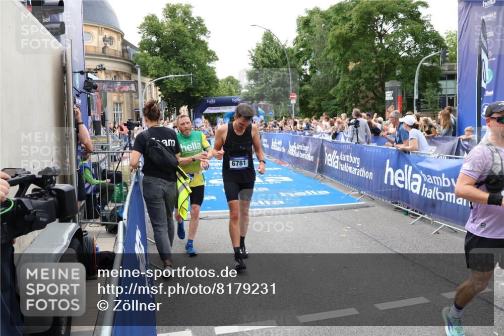 29.06.2025 - hella hamburg halbmarathon Zöllner http://msf.ph/oto/8179231 29.06.2025 10:29:45 Ziel 7186, 13374, 16818 meine-sportfotos.de