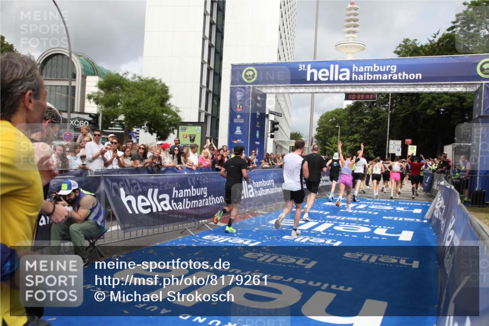 29.06.2025 - hella hamburg halbmarathon Michael Strokosch http://msf.ph/oto/8179261 29.06.2025 10:39:42 Ziel 1358, 4398, 4888, 7152, 7154, 9265, 11284, 11806, 14077, 15094, 15336, 15828, 16761, 17215, 17360, 17425, 18154, 18285, 18803 meine-sportfotos.de