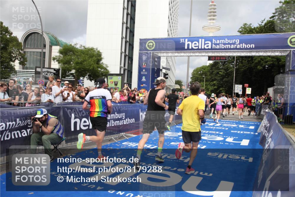 29.06.2025 - hella hamburg halbmarathon Michael Strokosch http://msf.ph/oto/8179288 29.06.2025 10:39:43 Ziel 1358, 4398, 4888, 11284, 11806, 14077, 15094, 15435, 15828, 16580, 16761, 17215, 17360, 17425, 18154, 18285, 18803 meine-sportfotos.de