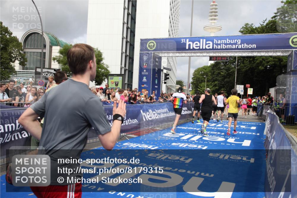 29.06.2025 - hella hamburg halbmarathon Michael Strokosch http://msf.ph/oto/8179315 29.06.2025 10:39:44 Ziel 1358, 4398, 4888, 11284, 11806, 13190, 14077, 15094, 15435, 16580, 16761, 17005, 17215, 17360, 17425, 17792, 18154, 18803 meine-sportfotos.de