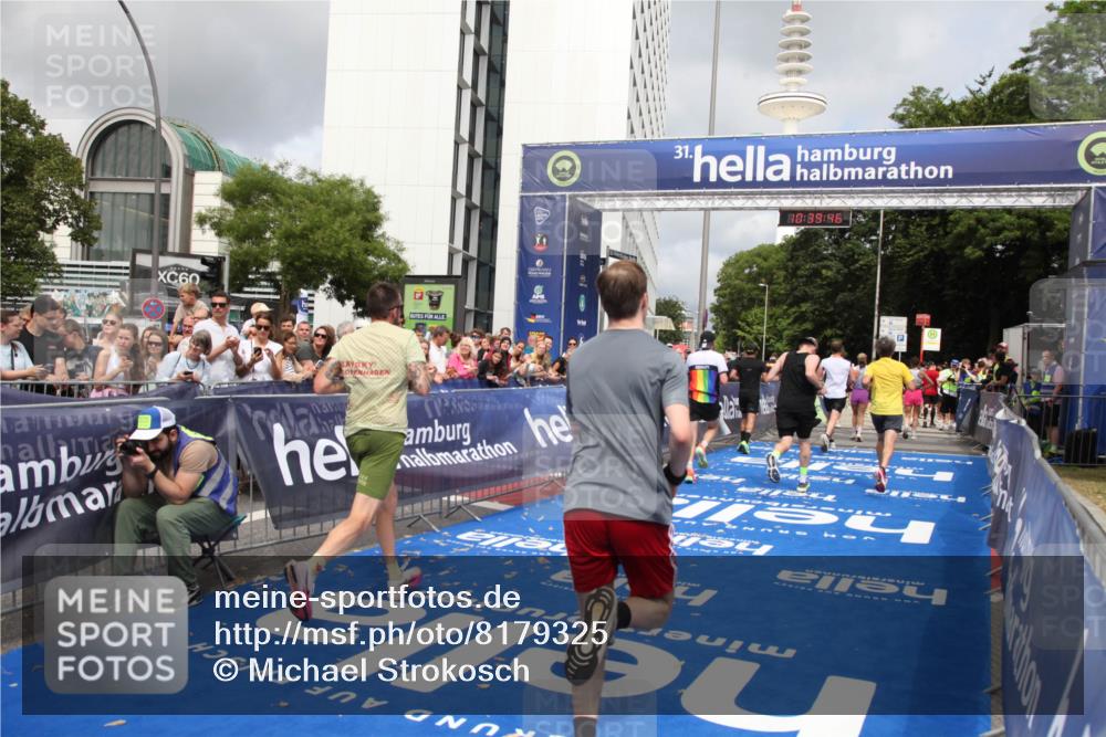 29.06.2025 - hella hamburg halbmarathon Michael Strokosch http://msf.ph/oto/8179325 29.06.2025 10:39:44 Ziel 1358, 4398, 4888, 11284, 11806, 13190, 14077, 15094, 15435, 16580, 16761, 17005, 17215, 17360, 17425, 17792, 18154, 18803 meine-sportfotos.de