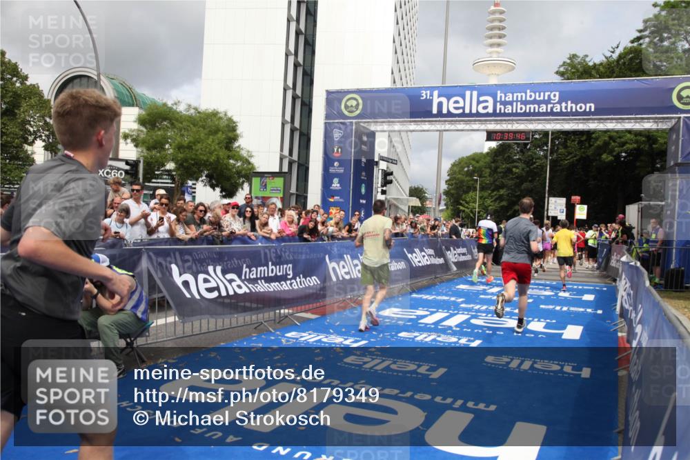 29.06.2025 - hella hamburg halbmarathon Michael Strokosch http://msf.ph/oto/8179349 29.06.2025 10:39:45 Ziel 1358, 4398, 4888, 11284, 11806, 13190, 14077, 15094, 15435, 16580, 16761, 17005, 17360, 17425, 17792, 18013, 18154 meine-sportfotos.de