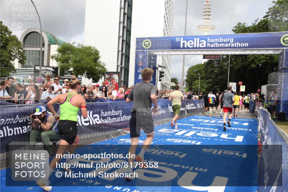 29.06.2025 - hella hamburg halbmarathon Michael Strokosch http://msf.ph/oto/8179358 29.06.2025 10:39:46 Ziel 1358, 4398, 4888, 11284, 11806, 13190, 14077, 14204, 15094, 15435, 15744, 16580, 16761, 17005, 17425, 17792, 18013 meine-sportfotos.de
