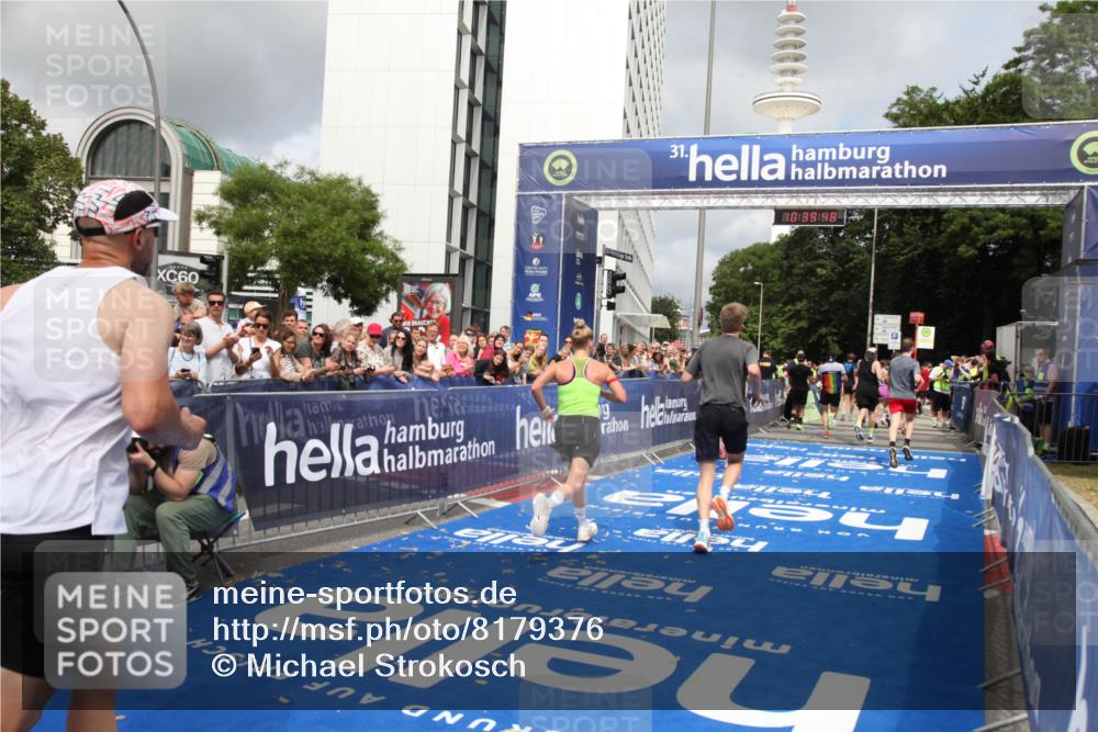 29.06.2025 - hella hamburg halbmarathon Michael Strokosch http://msf.ph/oto/8179376 29.06.2025 10:39:47 Ziel 1358, 4398, 4888, 11284, 13190, 14204, 15094, 15435, 15744, 16580, 16761, 17005, 17425, 17792, 18013 meine-sportfotos.de