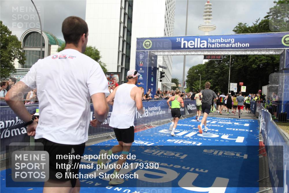 29.06.2025 - hella hamburg halbmarathon Michael Strokosch http://msf.ph/oto/8179390 29.06.2025 10:39:47 Ziel 1358, 4398, 4888, 11284, 13190, 14204, 15094, 15435, 15744, 16580, 16761, 17005, 17425, 17792, 18013 meine-sportfotos.de
