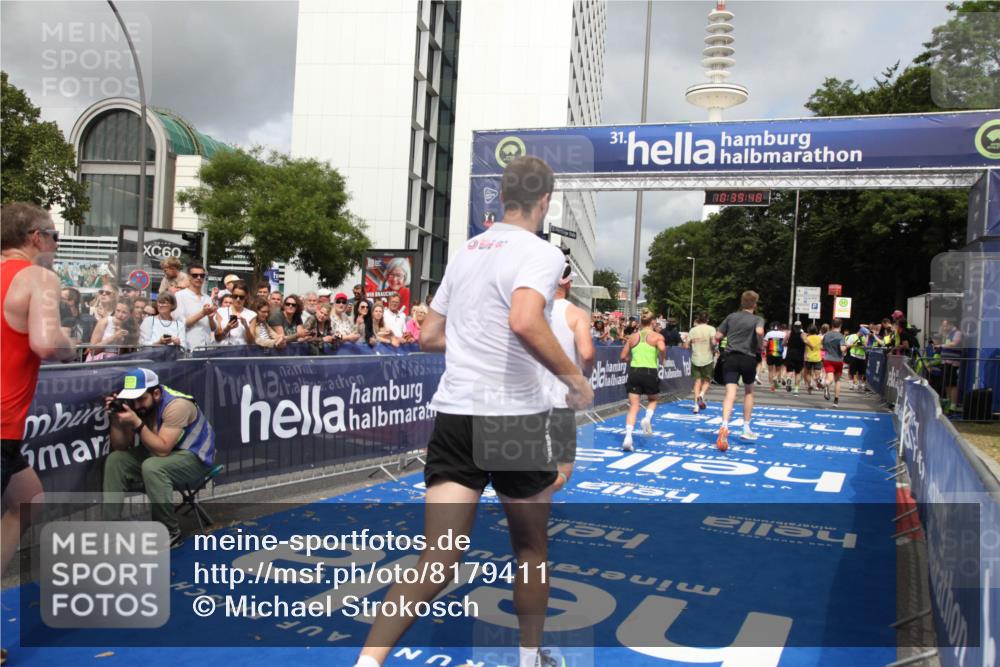 29.06.2025 - hella hamburg halbmarathon Michael Strokosch http://msf.ph/oto/8179411 29.06.2025 10:39:47 Ziel 1358, 4398, 4888, 11284, 13190, 14204, 15094, 15435, 15744, 16580, 16761, 17005, 17425, 17792, 18013 meine-sportfotos.de