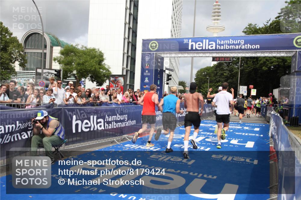 29.06.2025 - hella hamburg halbmarathon Michael Strokosch http://msf.ph/oto/8179424 29.06.2025 10:39:49 Ziel 1358, 1975, 4398, 13190, 14204, 15435, 15744, 16580, 16761, 17005, 17792, 18013 meine-sportfotos.de