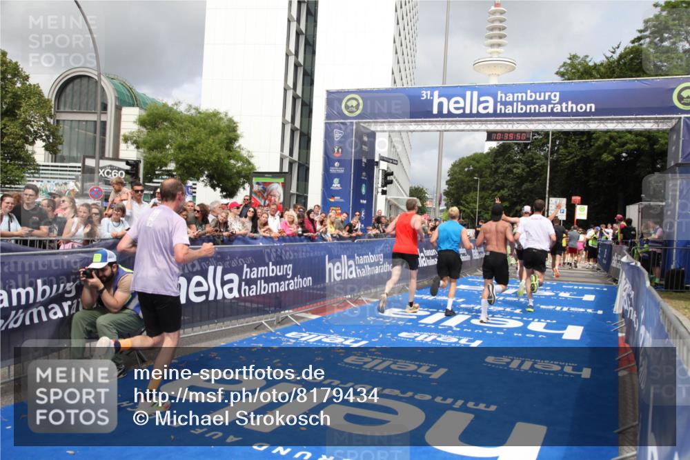 29.06.2025 - hella hamburg halbmarathon Michael Strokosch http://msf.ph/oto/8179434 29.06.2025 10:39:49 Ziel 1358, 1975, 4398, 13190, 14204, 15435, 15744, 16580, 16761, 17005, 17792, 18013 meine-sportfotos.de