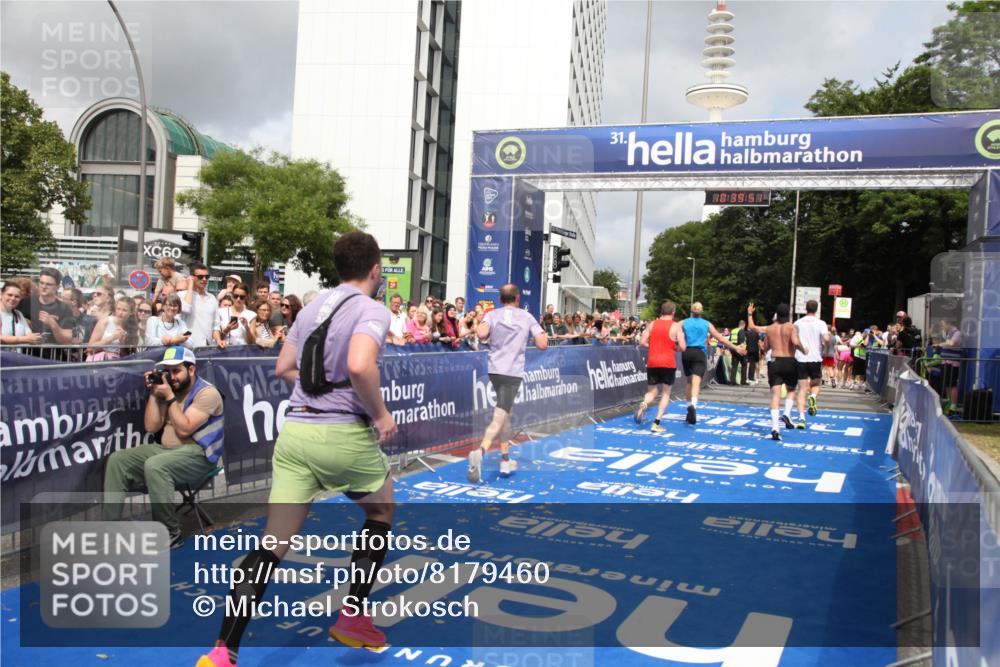 29.06.2025 - hella hamburg halbmarathon Michael Strokosch http://msf.ph/oto/8179460 29.06.2025 10:39:50 Ziel 1975, 2525, 4398, 13190, 14204, 15435, 15744, 16580, 16761, 17005, 17792, 18013 meine-sportfotos.de