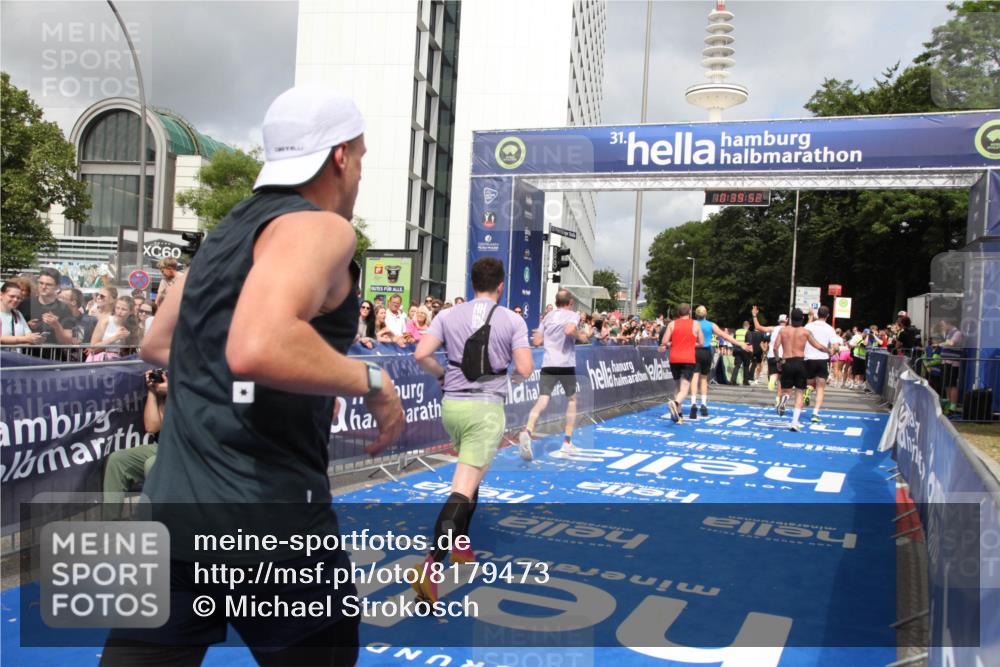 29.06.2025 - hella hamburg halbmarathon Michael Strokosch http://msf.ph/oto/8179473 29.06.2025 10:39:50 Ziel 1975, 2525, 4398, 13190, 14204, 15435, 15744, 16580, 16761, 17005, 17792, 18013 meine-sportfotos.de
