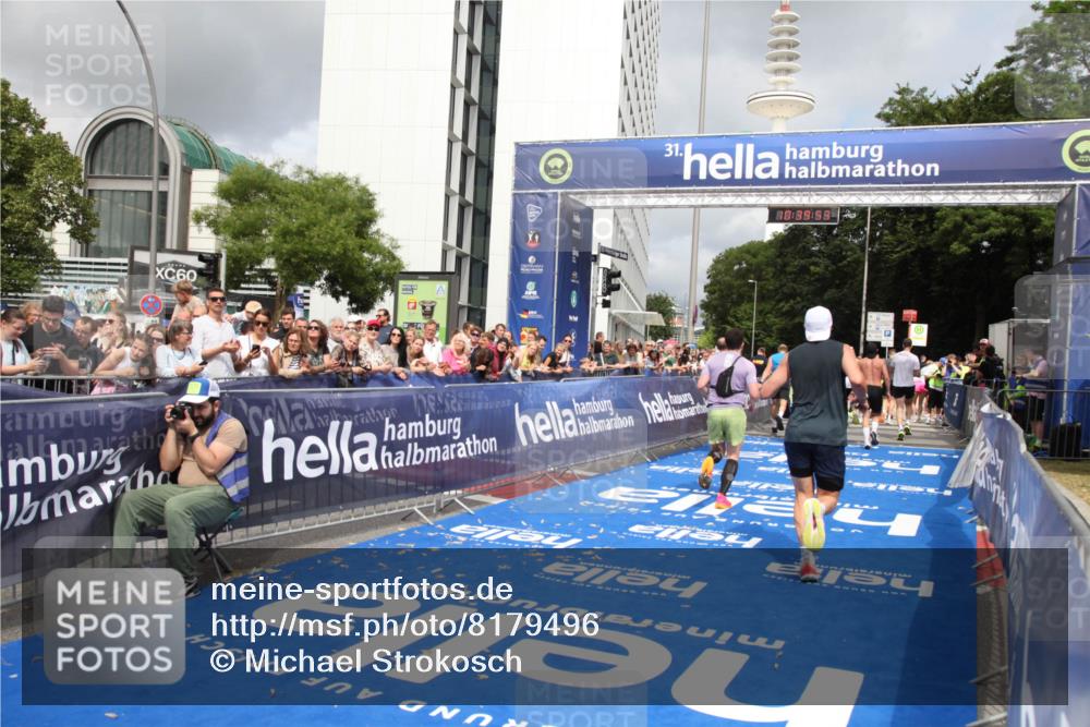 29.06.2025 - hella hamburg halbmarathon Michael Strokosch http://msf.ph/oto/8179496 29.06.2025 10:39:52 Ziel 1975, 2525, 2573, 6149, 11714, 13190, 14204, 15435, 15744, 15813, 16580, 17005, 17792, 18013 meine-sportfotos.de