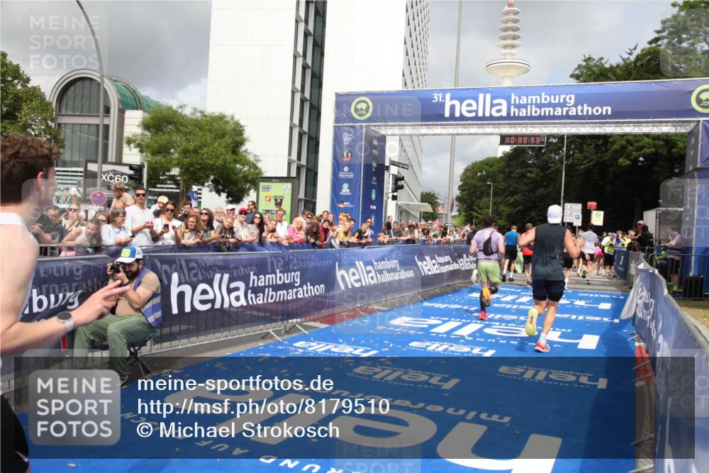 29.06.2025 - hella hamburg halbmarathon Michael Strokosch http://msf.ph/oto/8179510 29.06.2025 10:39:52 Ziel 1975, 2525, 2573, 6149, 11714, 13190, 14204, 15435, 15744, 15813, 16580, 17005, 17792, 18013 meine-sportfotos.de