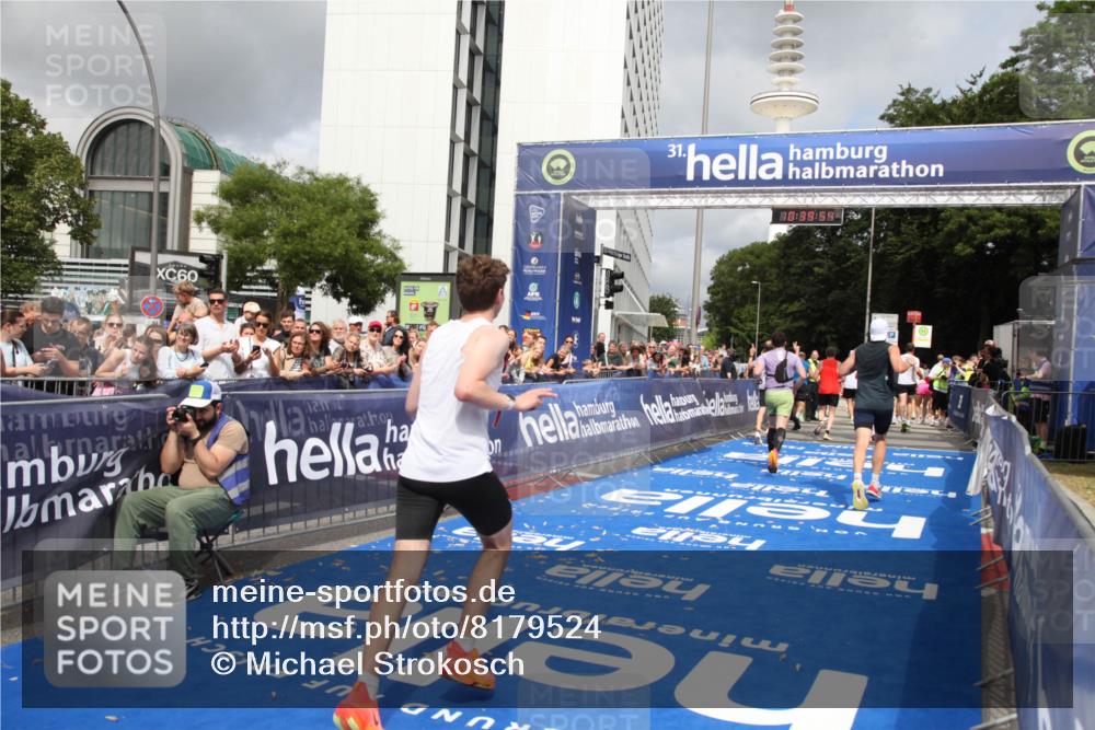 29.06.2025 - hella hamburg halbmarathon Michael Strokosch http://msf.ph/oto/8179524 29.06.2025 10:39:52 Ziel 1975, 2525, 2573, 6149, 11714, 13190, 14204, 15435, 15744, 15813, 16580, 17005, 17792, 18013 meine-sportfotos.de