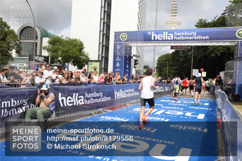 29.06.2025 - hella hamburg halbmarathon Michael Strokosch http://msf.ph/oto/8179556 29.06.2025 10:39:53 Ziel 1975, 2525, 2563, 2573, 4766, 6149, 11714, 13190, 14204, 15744, 15813, 17005, 17792, 18013 meine-sportfotos.de