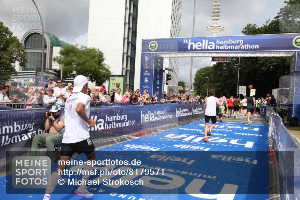 29.06.2025 - hella hamburg halbmarathon Michael Strokosch http://msf.ph/oto/8179571 29.06.2025 10:39:54 Ziel 1603, 1975, 2525, 2563, 2573, 4766, 6149, 11714, 14204, 15744, 15813, 18013 meine-sportfotos.de