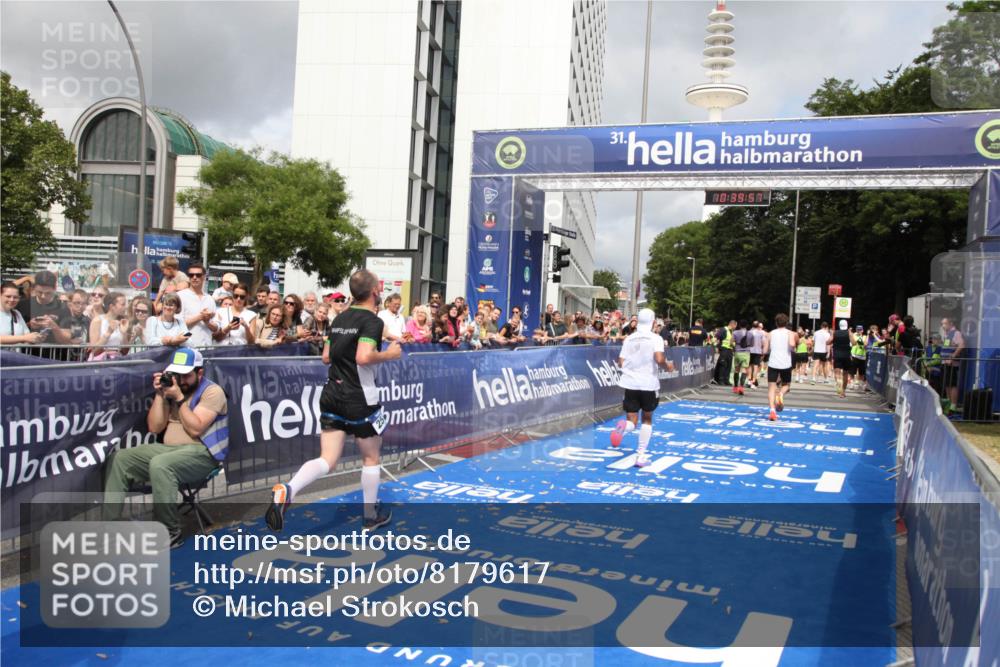 29.06.2025 - hella hamburg halbmarathon Michael Strokosch http://msf.ph/oto/8179617 29.06.2025 10:39:55 Ziel 1603, 1975, 2525, 2563, 2573, 4766, 6149, 7981, 11714, 14204, 15744, 15813 meine-sportfotos.de