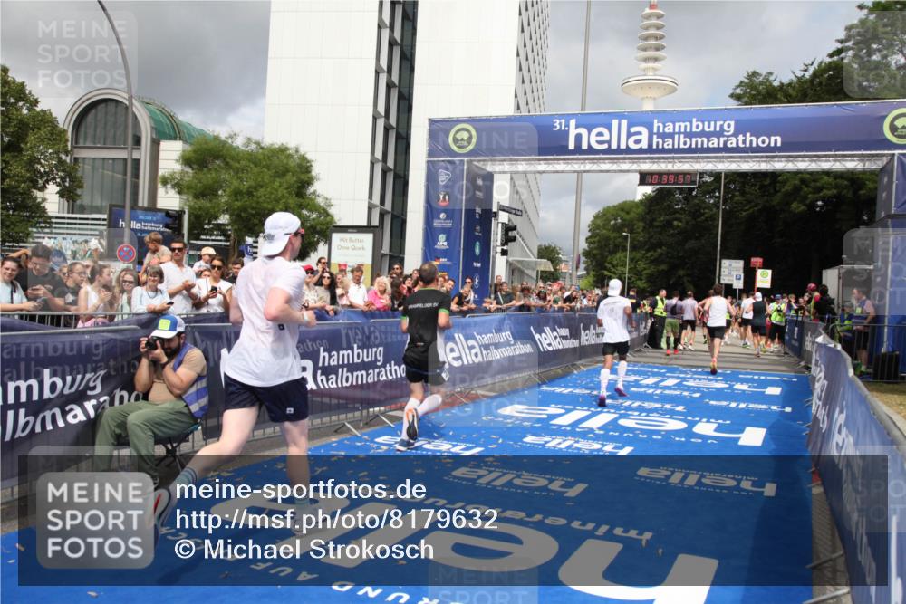 29.06.2025 - hella hamburg halbmarathon Michael Strokosch http://msf.ph/oto/8179632 29.06.2025 10:39:56 Ziel 1603, 1975, 2525, 2563, 2573, 4766, 6149, 7981, 8574, 11714, 15813 meine-sportfotos.de