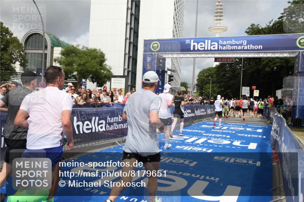 29.06.2025 - hella hamburg halbmarathon Michael Strokosch http://msf.ph/oto/8179651 29.06.2025 10:39:57 Ziel 1603, 1975, 2525, 2563, 2573, 3626, 4766, 6149, 7981, 8574, 11714, 15421, 15813 meine-sportfotos.de