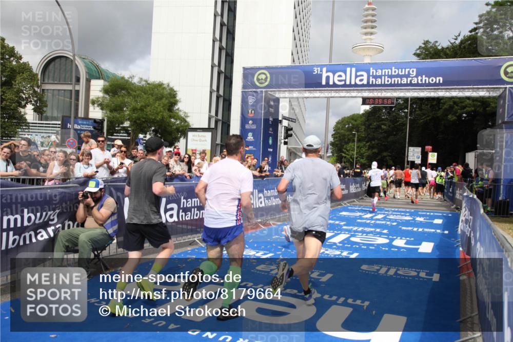 29.06.2025 - hella hamburg halbmarathon Michael Strokosch http://msf.ph/oto/8179664 29.06.2025 10:39:57 Ziel 1603, 1975, 2525, 2563, 2573, 3626, 4766, 6149, 7981, 8574, 11714, 15421, 15813 meine-sportfotos.de