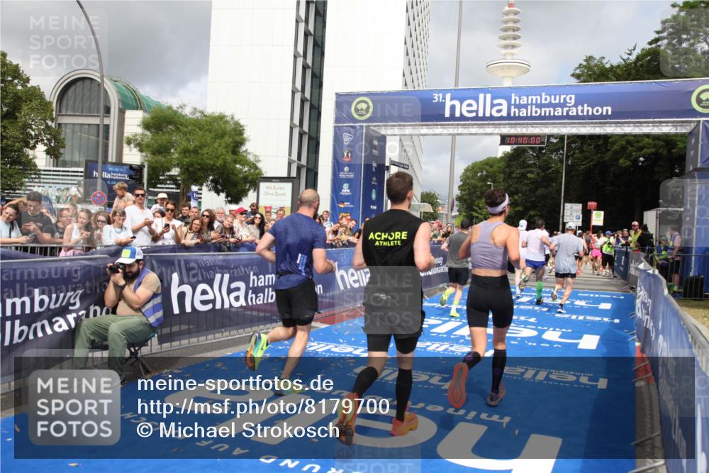 29.06.2025 - hella hamburg halbmarathon Michael Strokosch http://msf.ph/oto/8179700 29.06.2025 10:39:59 Ziel 1603, 2525, 2563, 2573, 3626, 4766, 5375, 6149, 7981, 8467, 8574, 11714, 15421, 15813 meine-sportfotos.de
