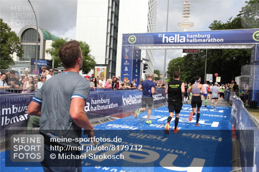 29.06.2025 - hella hamburg halbmarathon Michael Strokosch http://msf.ph/oto/8179712 29.06.2025 10:39:59 Ziel 1603, 2525, 2563, 2573, 3626, 4766, 5375, 6149, 7981, 8467, 8574, 11714, 15421, 15813 meine-sportfotos.de