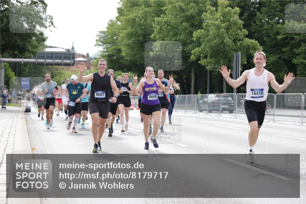 29.06.2025 - hella hamburg halbmarathon Jannik Wohlers http://msf.ph/oto/8179717 29.06.2025 10:22:46 Lombardsbrücke 2925, 3029, 3034, 4190, 4266, 4793, 6502, 6578, 6784, 6785, 6849, 7891, 8687, 8688, 8716, 8918, 8920, 9133, 9301, 9877, 9913, 10739, 11798, 12025, 12073, 12265, 13560, 14041, 14338, 14821, 16416, 16558, 16565, 16566, 16863, 17013, 17099, 17207, 17299, 17657, 17719 meine-sportfotos.de