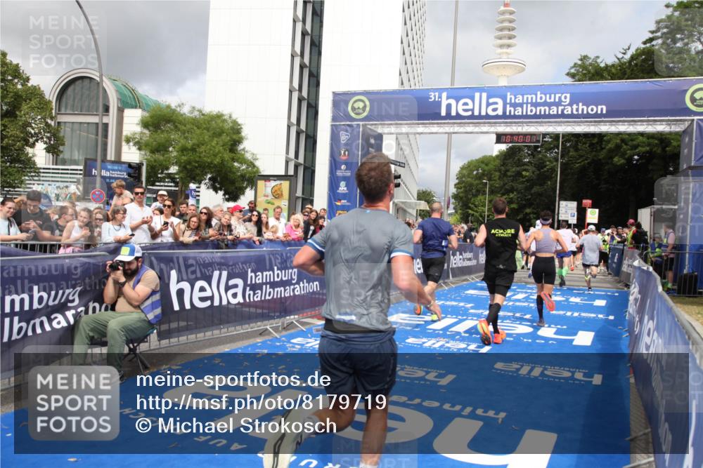 29.06.2025 - hella hamburg halbmarathon Michael Strokosch http://msf.ph/oto/8179719 29.06.2025 10:40:00 Ziel 1603, 2563, 2573, 3626, 4766, 5375, 6149, 7981, 8467, 8574, 11714, 15421, 15813 meine-sportfotos.de
