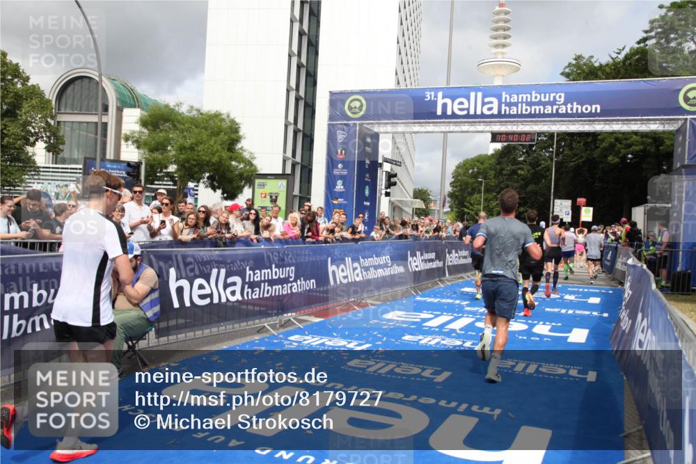 29.06.2025 - hella hamburg halbmarathon Michael Strokosch http://msf.ph/oto/8179727 29.06.2025 10:40:00 Ziel 1603, 2563, 2573, 3626, 4766, 5375, 6149, 7981, 8467, 8574, 11714, 15421, 15813 meine-sportfotos.de