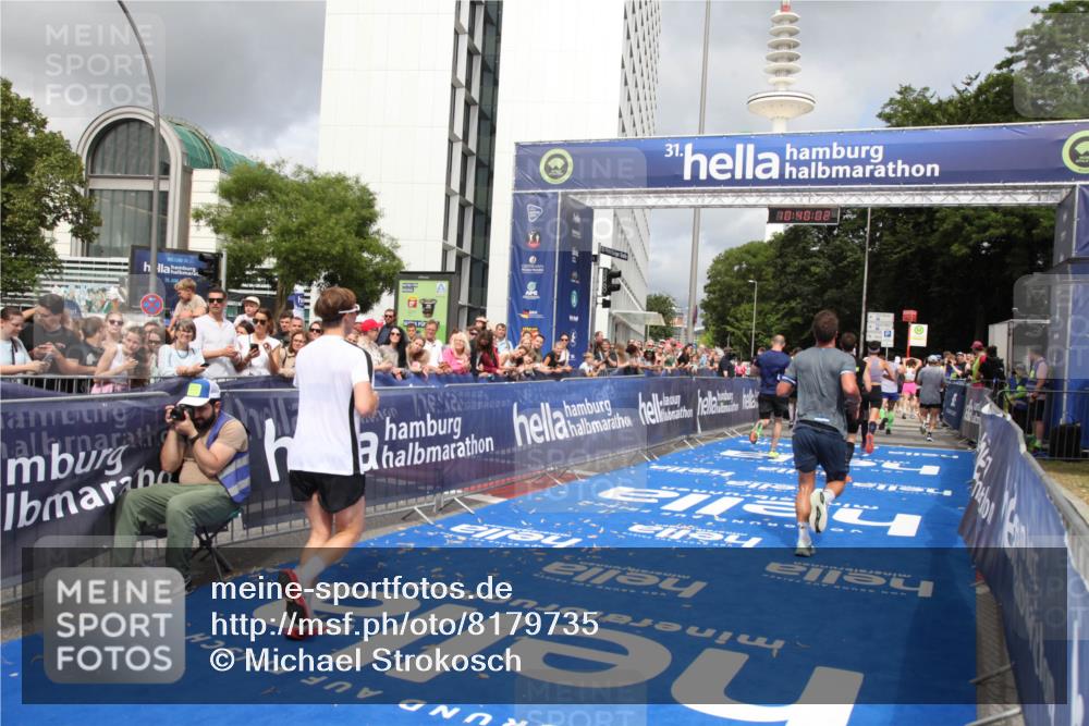 29.06.2025 - hella hamburg halbmarathon Michael Strokosch http://msf.ph/oto/8179735 29.06.2025 10:40:01 Ziel 1603, 2563, 3626, 4766, 5375, 6149, 7981, 8467, 8574, 11714, 15421, 15813 meine-sportfotos.de