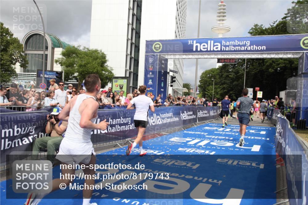 29.06.2025 - hella hamburg halbmarathon Michael Strokosch http://msf.ph/oto/8179743 29.06.2025 10:40:01 Ziel 1603, 2563, 3626, 4766, 5375, 6149, 7981, 8467, 8574, 11714, 15421, 15813 meine-sportfotos.de