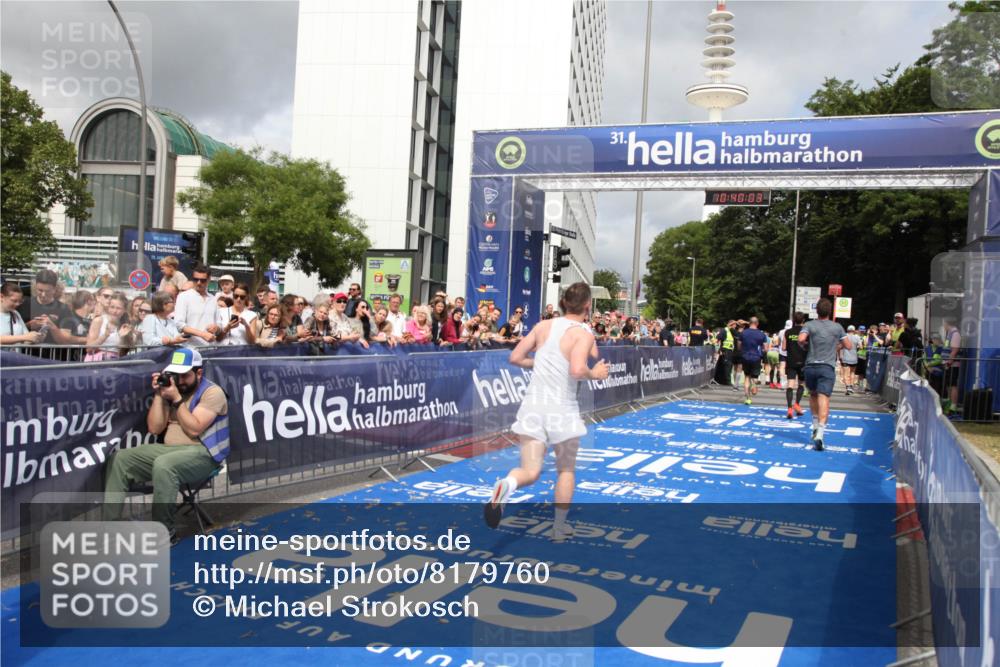 29.06.2025 - hella hamburg halbmarathon Michael Strokosch http://msf.ph/oto/8179760 29.06.2025 10:40:02 Ziel 1603, 2563, 3626, 4766, 5050, 5375, 6080, 7981, 8467, 8574, 15421 meine-sportfotos.de