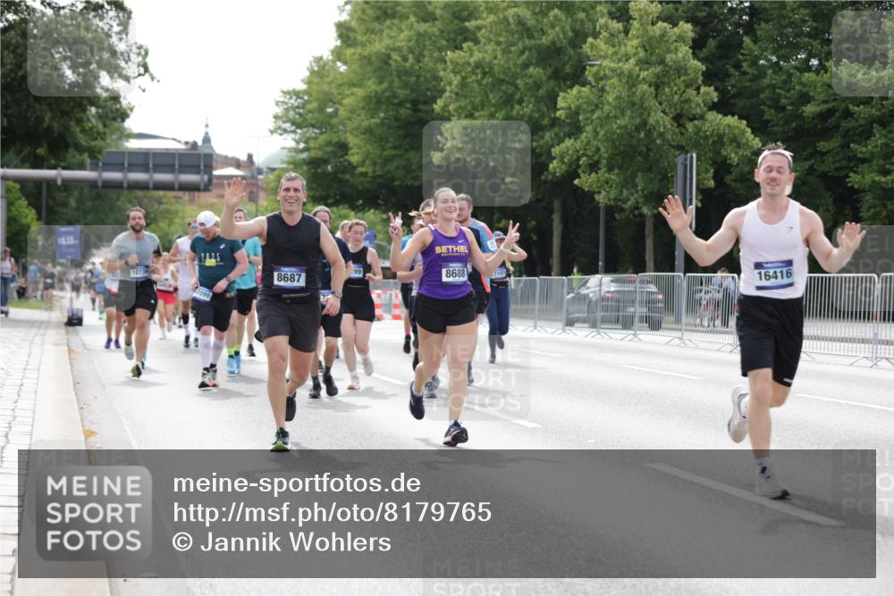29.06.2025 - hella hamburg halbmarathon Jannik Wohlers http://msf.ph/oto/8179765 29.06.2025 10:22:46 Lombardsbrücke 2925, 3029, 3034, 4190, 4266, 4793, 6502, 6578, 6784, 6785, 6849, 7891, 8687, 8688, 8716, 8918, 8920, 9133, 9301, 9877, 9913, 10739, 11798, 12025, 12073, 12265, 13560, 14041, 14338, 14821, 16416, 16558, 16565, 16566, 16863, 17013, 17099, 17207, 17299, 17657, 17719 meine-sportfotos.de