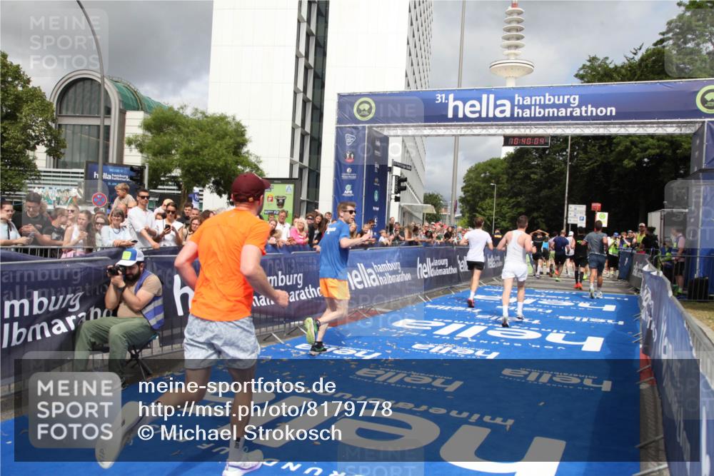 29.06.2025 - hella hamburg halbmarathon Michael Strokosch http://msf.ph/oto/8179778 29.06.2025 10:40:03 Ziel 1603, 3626, 5050, 5375, 6080, 7981, 8467, 8574, 12091, 15421, 17973 meine-sportfotos.de