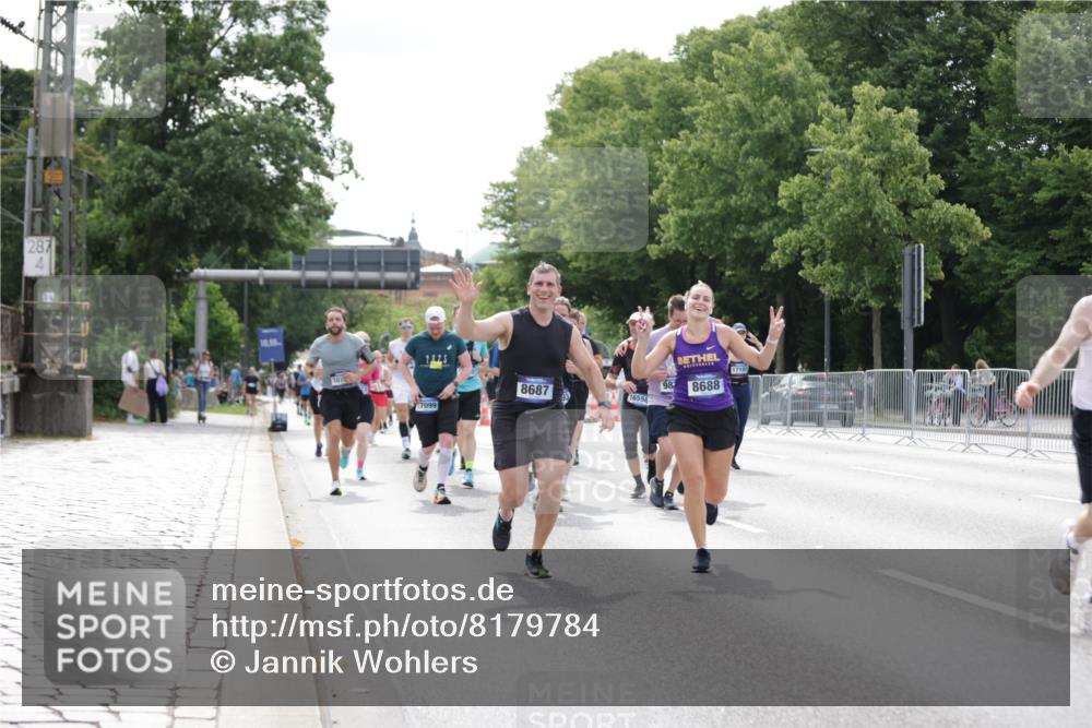 29.06.2025 - hella hamburg halbmarathon Jannik Wohlers http://msf.ph/oto/8179784 29.06.2025 10:22:46 Lombardsbrücke 2925, 3029, 3034, 4190, 4266, 4793, 6502, 6578, 6784, 6785, 6849, 7891, 8687, 8688, 8716, 8918, 8920, 9133, 9301, 9877, 9913, 10739, 11798, 12025, 12073, 12265, 13560, 14041, 14338, 14821, 16416, 16558, 16565, 16566, 16863, 17013, 17099, 17207, 17299, 17657, 17719 meine-sportfotos.de