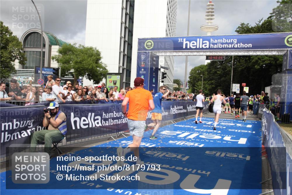 29.06.2025 - hella hamburg halbmarathon Michael Strokosch http://msf.ph/oto/8179793 29.06.2025 10:40:03 Ziel 1603, 3626, 5050, 5375, 6080, 7981, 8467, 8574, 12091, 15421, 17973 meine-sportfotos.de