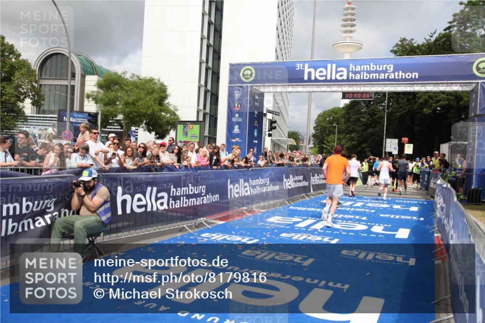 29.06.2025 - hella hamburg halbmarathon Michael Strokosch http://msf.ph/oto/8179816 29.06.2025 10:40:05 Ziel 2826, 3626, 5050, 5375, 6080, 8467, 8574, 12091, 13514, 15421, 17973 meine-sportfotos.de