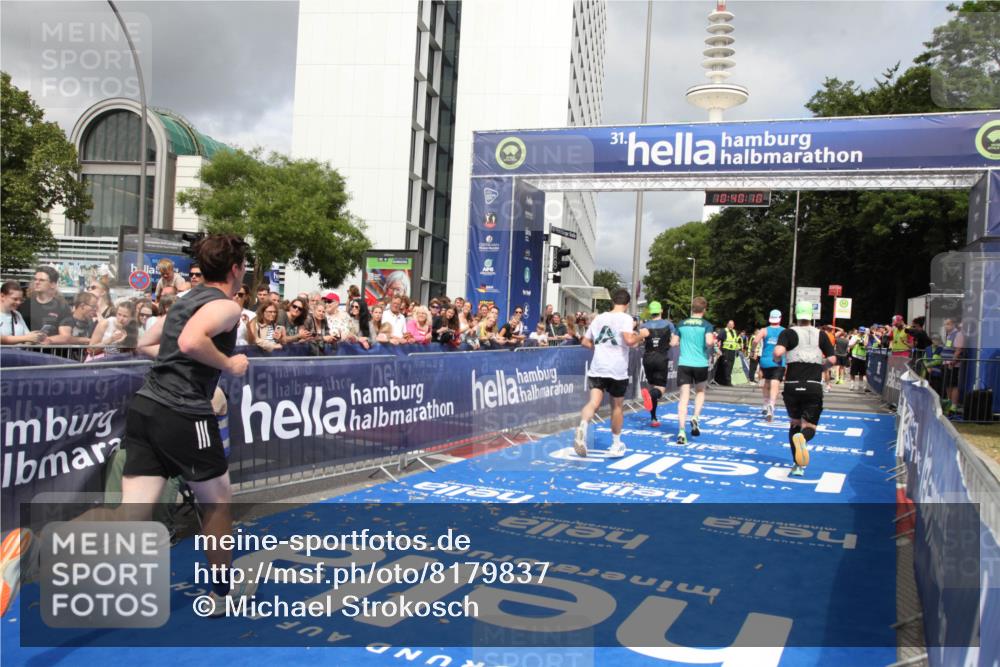 29.06.2025 - hella hamburg halbmarathon Michael Strokosch http://msf.ph/oto/8179837 29.06.2025 10:40:09 Ziel 2826, 5007, 5050, 5508, 6080, 8933, 12091, 13514, 15424, 17973 meine-sportfotos.de