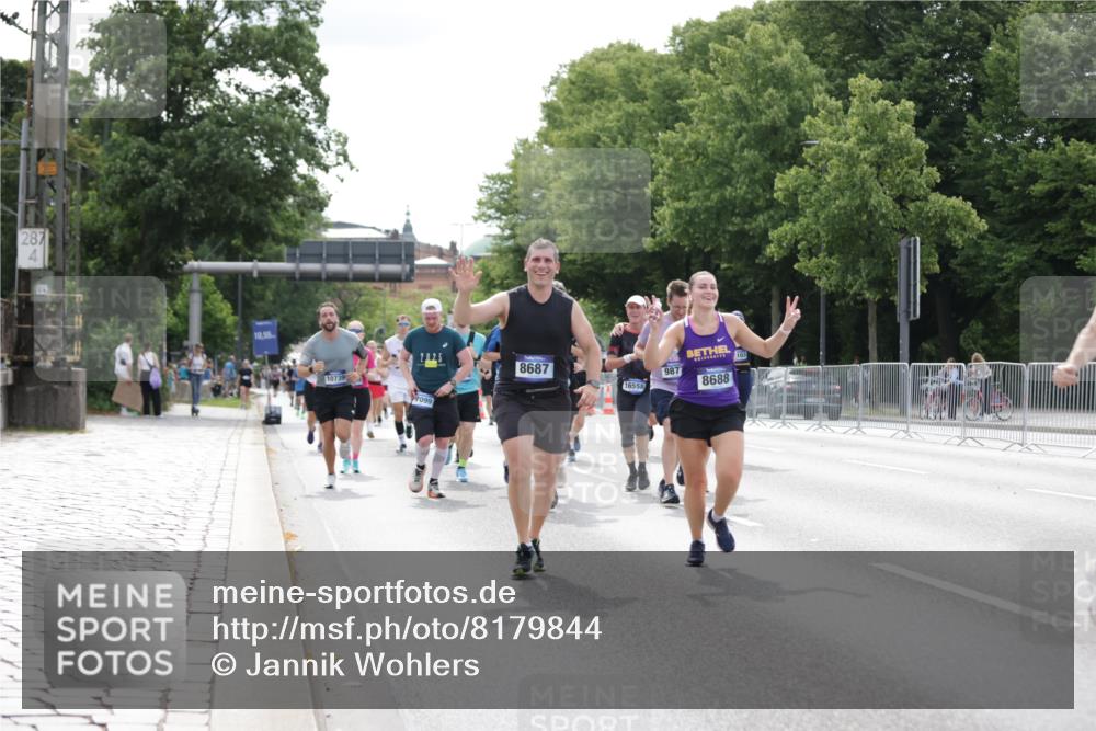 29.06.2025 - hella hamburg halbmarathon Jannik Wohlers http://msf.ph/oto/8179844 29.06.2025 10:22:46 Lombardsbrücke 2925, 3029, 3034, 4190, 4266, 4793, 6502, 6578, 6784, 6785, 6849, 7891, 8687, 8688, 8716, 8918, 8920, 9133, 9301, 9877, 9913, 10739, 11798, 12025, 12073, 12265, 13560, 14041, 14338, 14821, 16416, 16558, 16565, 16566, 16863, 17013, 17099, 17207, 17299, 17657, 17719 meine-sportfotos.de