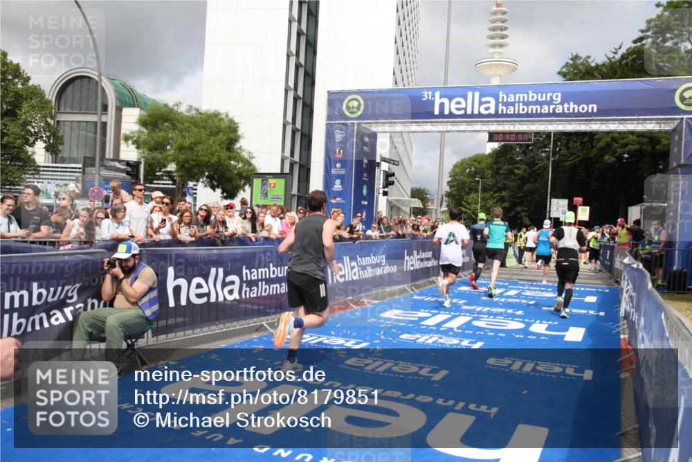 29.06.2025 - hella hamburg halbmarathon Michael Strokosch http://msf.ph/oto/8179851 29.06.2025 10:40:09 Ziel 2826, 5007, 5050, 5508, 6080, 8933, 12091, 13514, 15424, 17973 meine-sportfotos.de