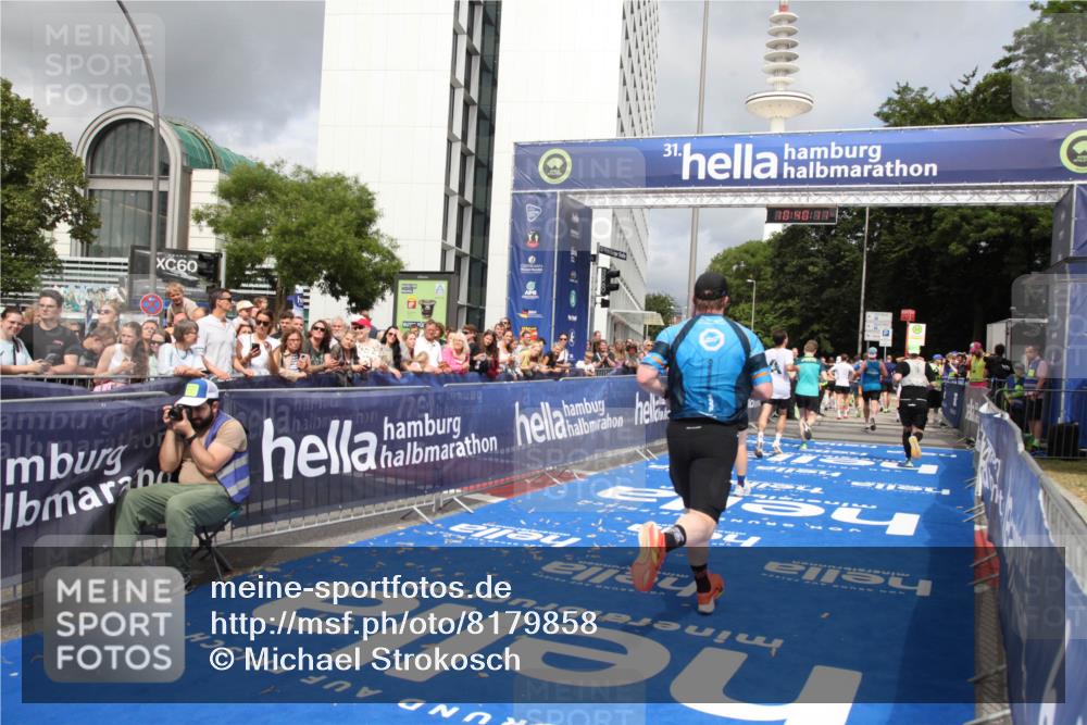 29.06.2025 - hella hamburg halbmarathon Michael Strokosch http://msf.ph/oto/8179858 29.06.2025 10:40:10 Ziel 2826, 5007, 5050, 5508, 5916, 6080, 7495, 8933, 12091, 13514, 15424, 17973 meine-sportfotos.de